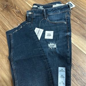 Old Navy ankle length rockstar super skinny size 12. Dark denim, distressed